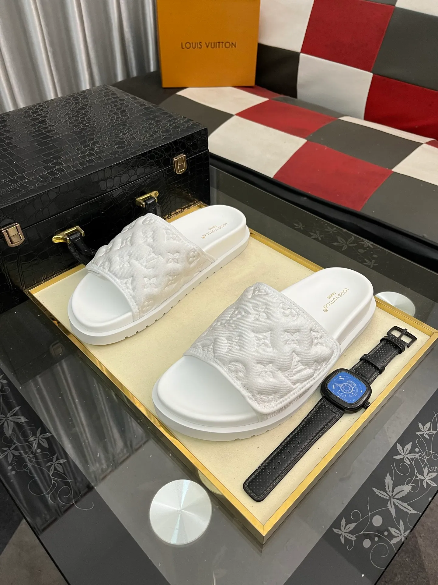 Men's men's shoes💰320⌚️⌚️[Louis Vuitton LV slippers] (high-end cowhide) counter 1:1 fashion style summer must-have! The designer used LV’s iconic outsole. The original simple slippers instantly become fashionable! The upper is made of flexible special cowhide leather straps alternately, and the workmanship is exquisite! A must-have for stylish men in summer, size 38-44